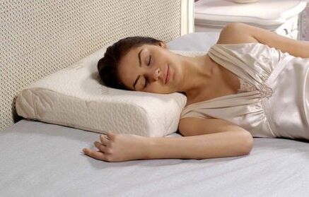 dormindo em um travesseiro ortopédico com osteocondrose cervical