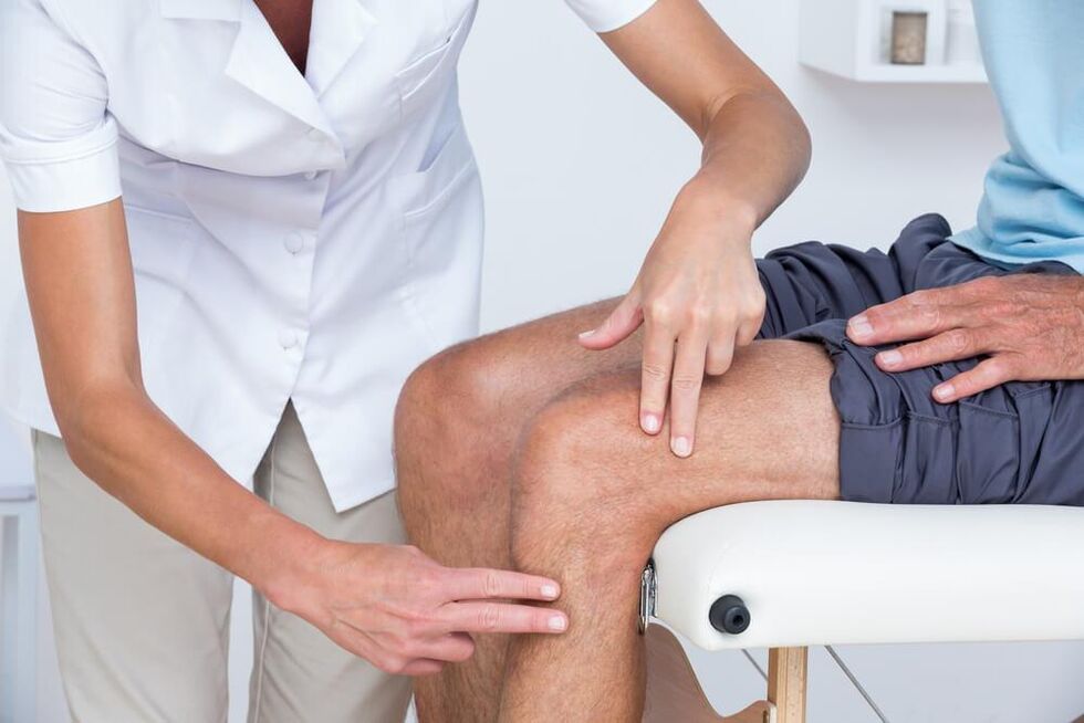 Exame por um médico para diagnosticar artrose da articulação do joelho